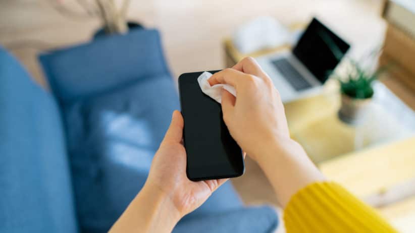 Cómo limpiar y desinfectar tu teléfono, incluyendo su pantalla y carcasa