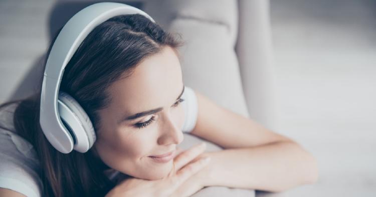 mujer escuchando música