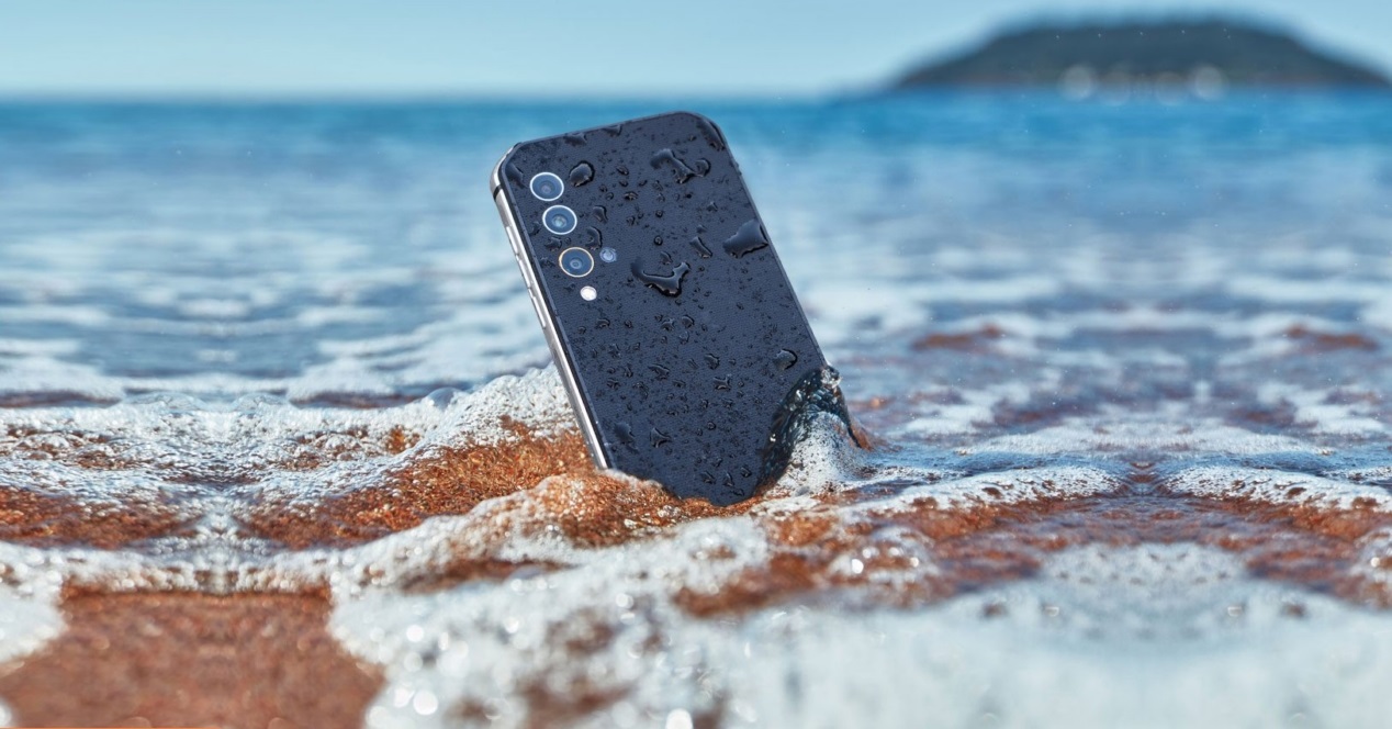 Estos son los mejores móviles resistentes al agua para este verano